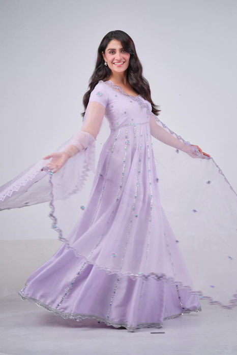 Picture of Ayeza Khan in Camille