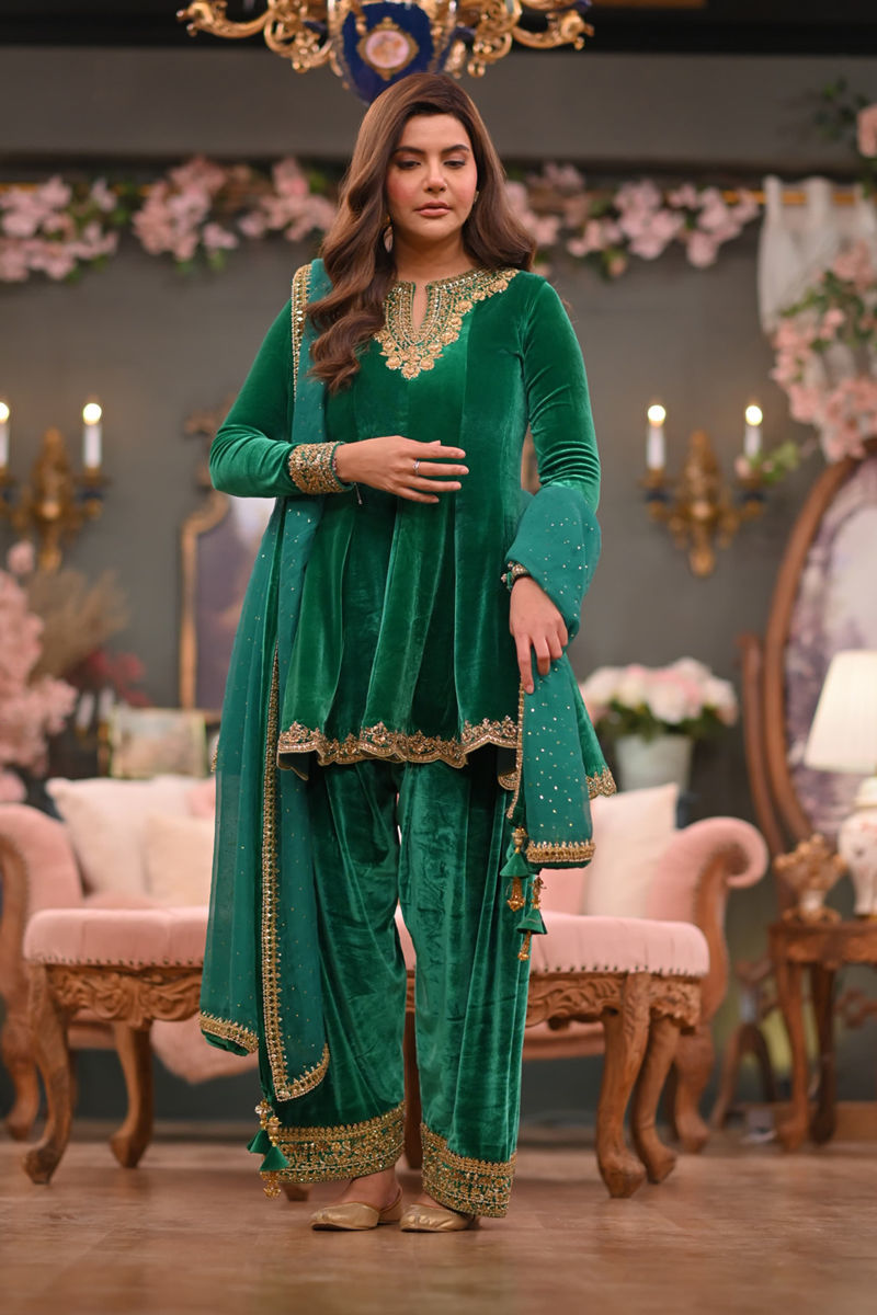 Picture of Nida Yasir in Misha