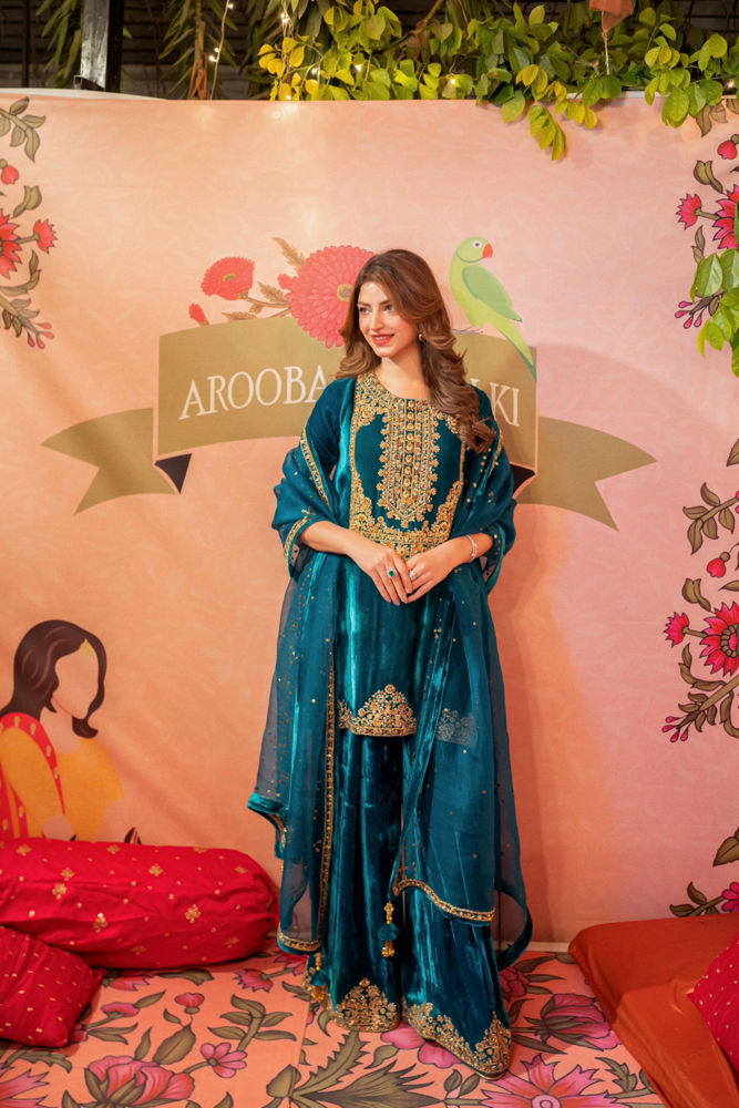 Picture of Kinza Hashmi In Mira